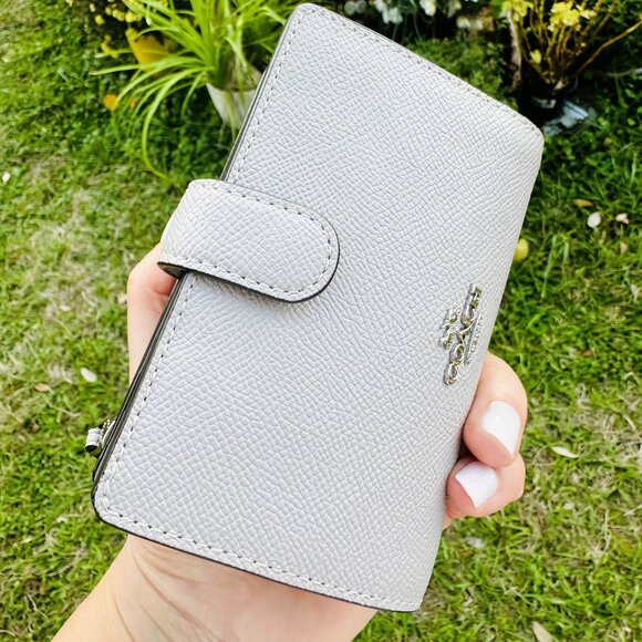 Coach Corner Zip Medium  Leather Wallet $165 MRSP - Picture 6 of 16